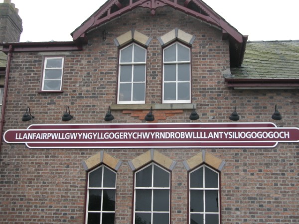 Llanfairpwllgwyngyllgogerychwyrndrobwllllantysiliogogogoch